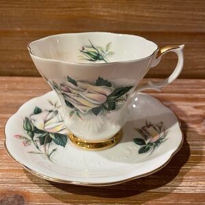 Royal Albert Sweetheart Roses “Helen” Tea Cup & Saucer White Roses Bone China